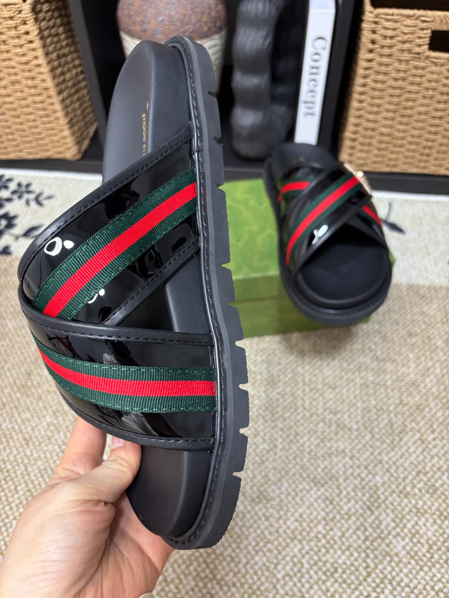 Factory 💰 300 yuan Gucci slippers] high-end men's shoes brand official website 1:1 latest masterpiece: original mold customization, the fabric is made of imported original materials, upgraded outsole, lighter and non-slip. The market's top quality, simple yet tasteful, a must-have for fashionistas, fashionable at your feet, full of confidence, the same style at the counter 👍The season of summer slippers is here. Code: 38-45 (45 customized)